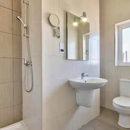 Center 1-bedroom Penthouse *